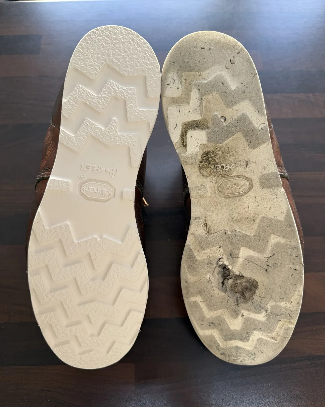 Links die neue, rechts die alte Sohle