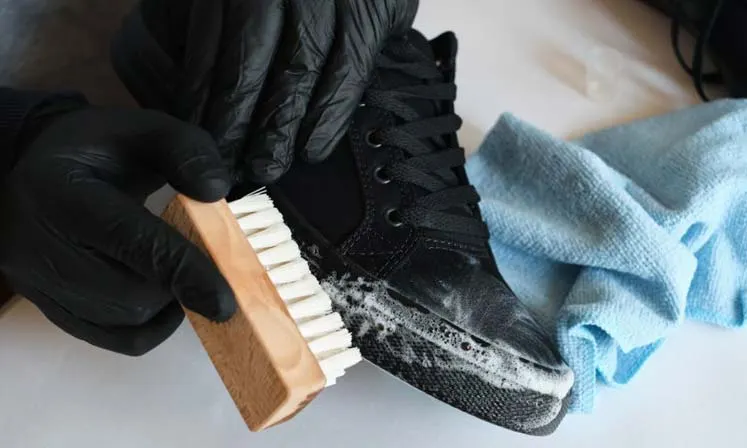 Sneaker wird mit Bürste gereinigt